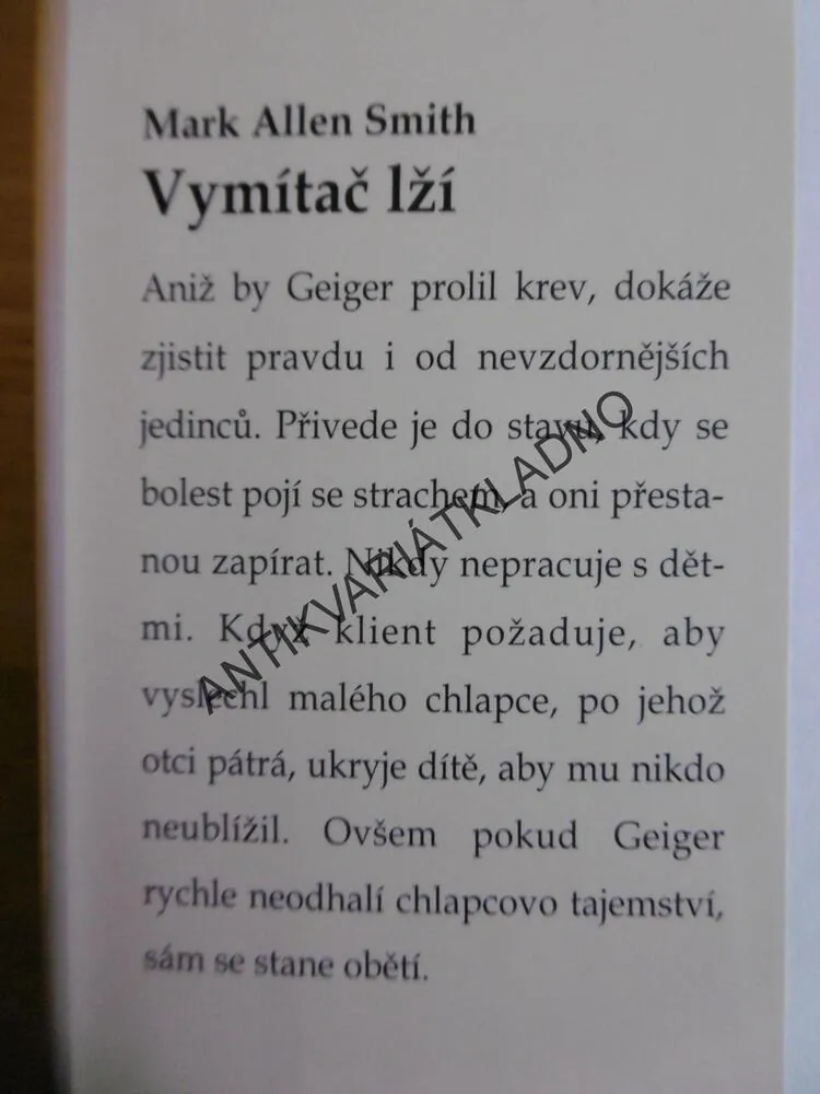 VYMÍTAČ LŽÍ, MARK ALLEN SMITH, **an