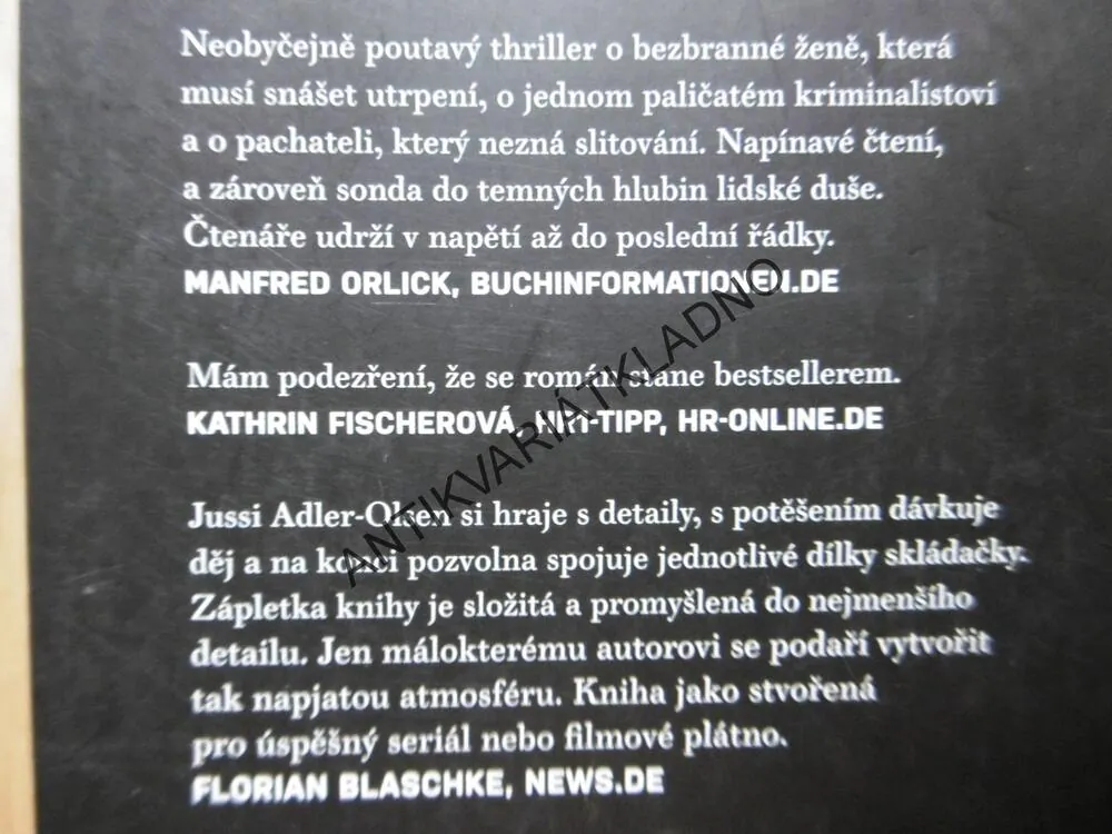 ŽENA V KLECI, ADLER OLSEN, **an