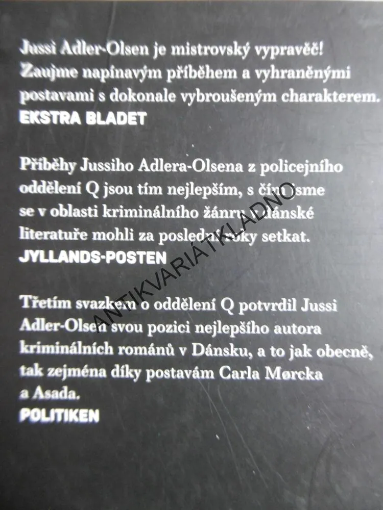 VZKAZ V LÁHVI, ADLER OLSEN, **an