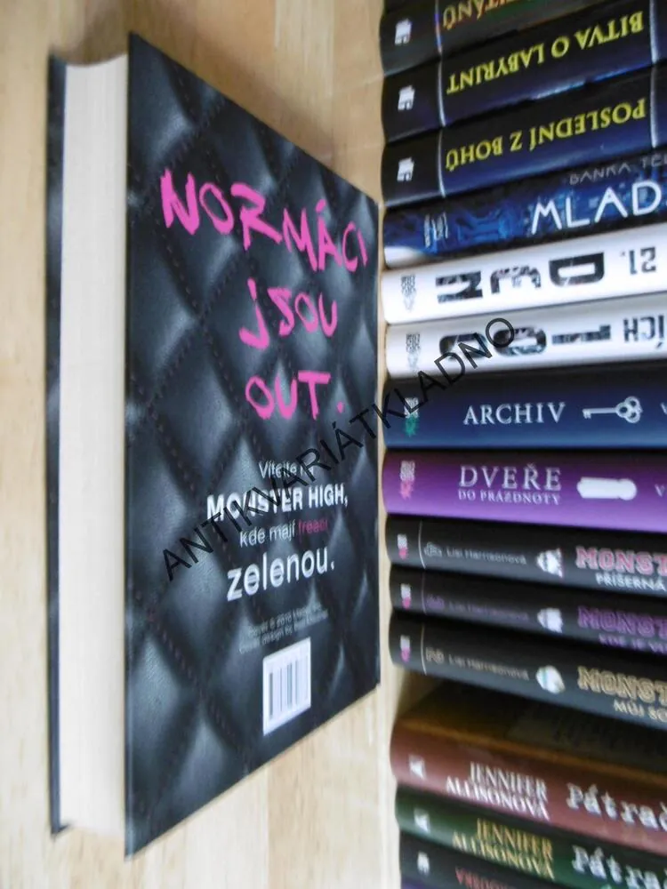 MONSTER HIGH, S PŘÍŠERAMI V JEDNÉ LAVICI, LISI HARRISONOVÁ, **an