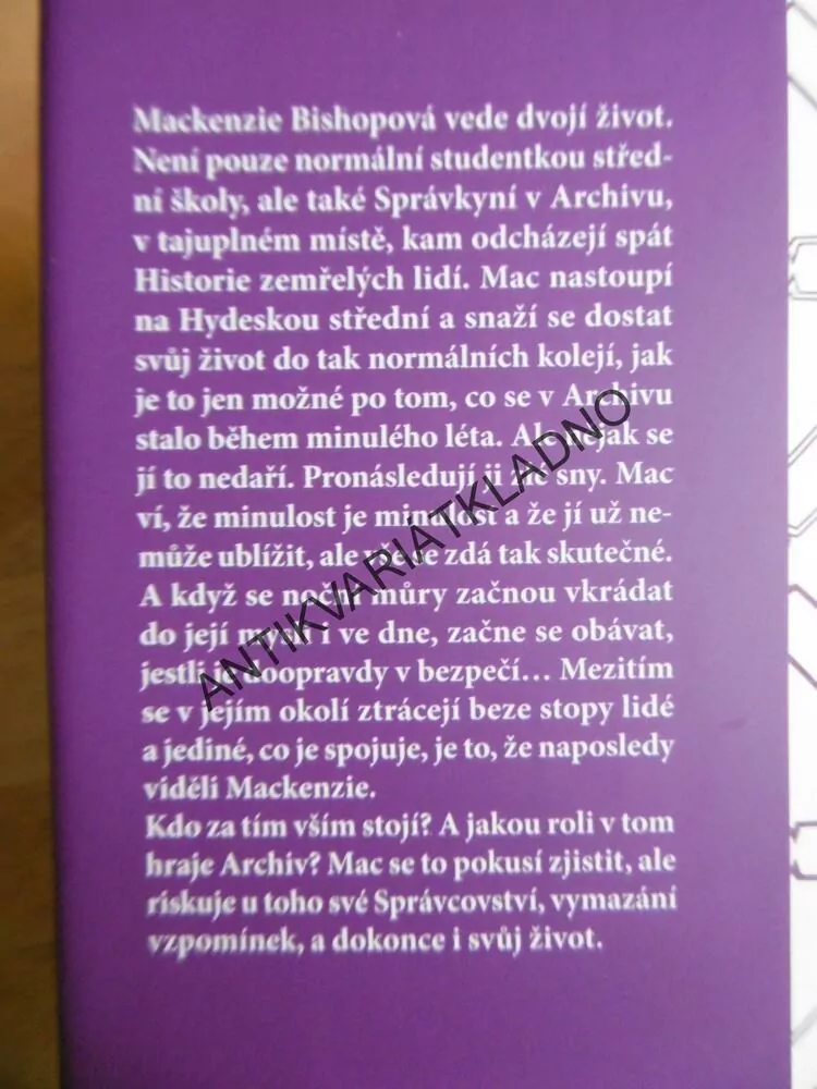 DVEŘE DO PRÁZDNOTY, VICTORIA SCHWABOVÁ, **an