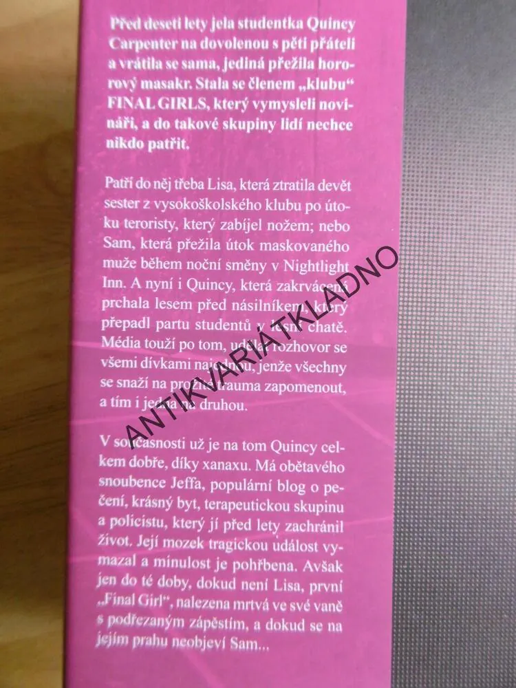 POSLEDNÍ DÍVKA, RILEY SAGER, **an