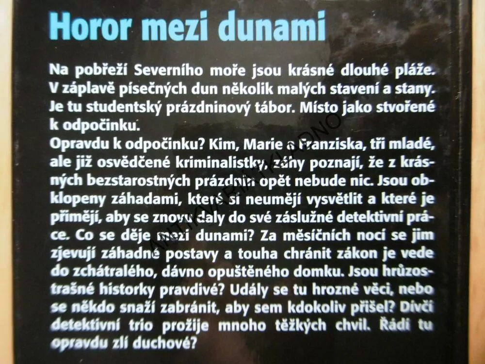 HOROR MEZI DUNAMI, 3 HOLKY NA STOPĚ, MAJA VON VOGEL,