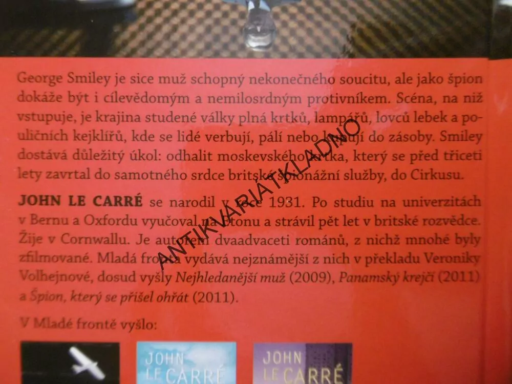 JEDEN MUSÍ Z KOLA VEN, JOHN LE CARRÉ