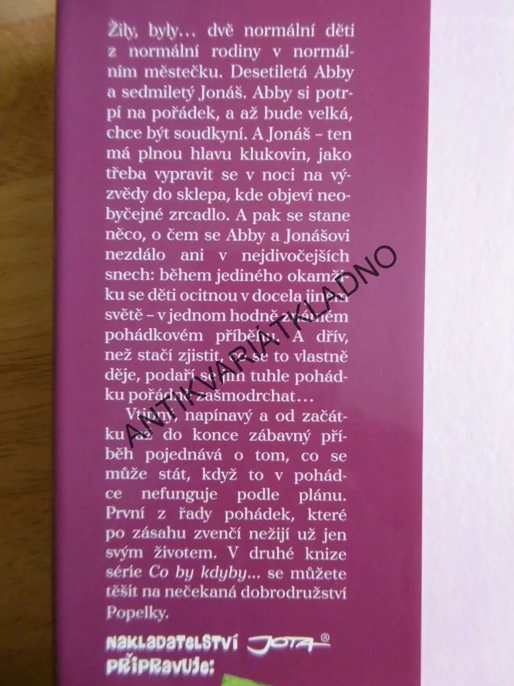 CO BY KDYBY... SNĚHURKA NESNĚDLA OTRÁVENÉ JABLKO, SARAH MLYNOWSKA, **an