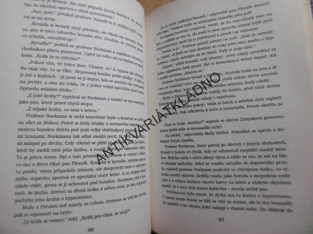 ÚŽASNÁ KNIHA MOLLY MOONOVÉ O HYPNOTISMU, GEORGIA BYNCOVÁ, **an