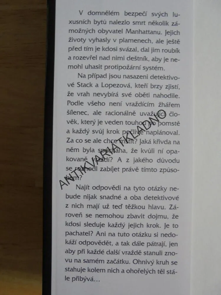NOČNÍ MSTITEL, JOHN LUTZ, **an