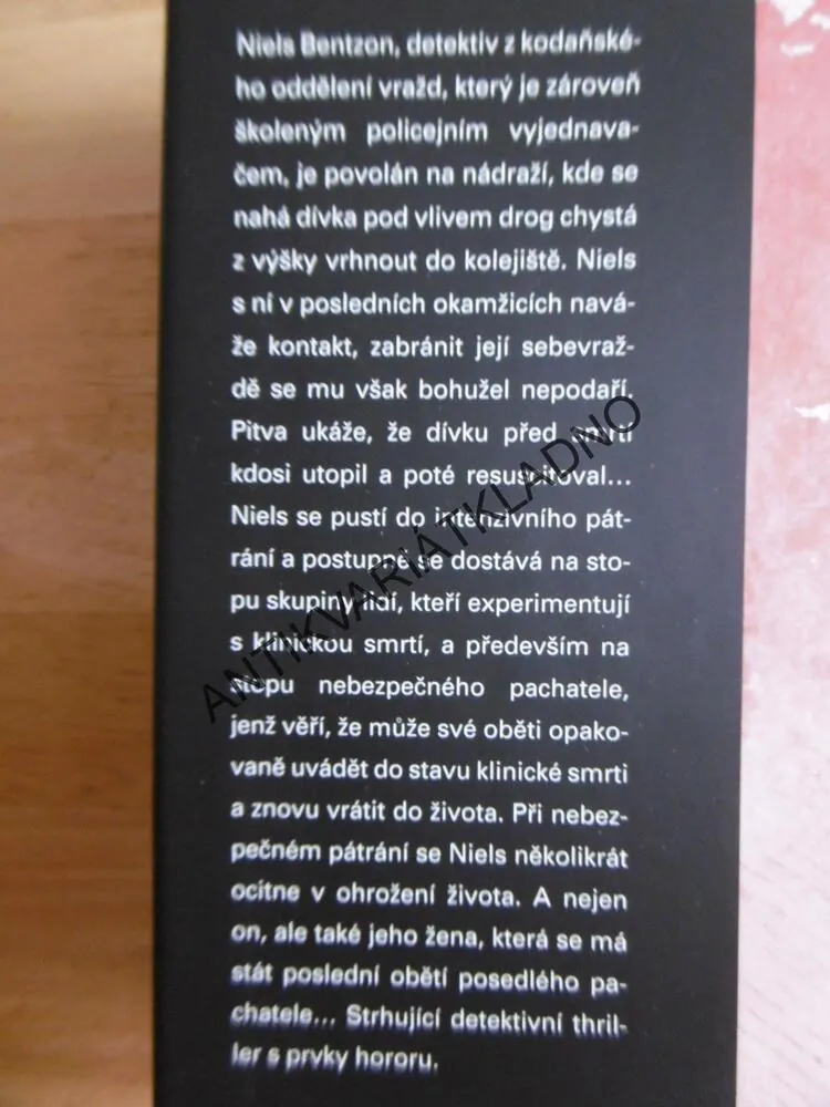 SPÁNEK A SMRT, A.J. KAZINSKI, **an