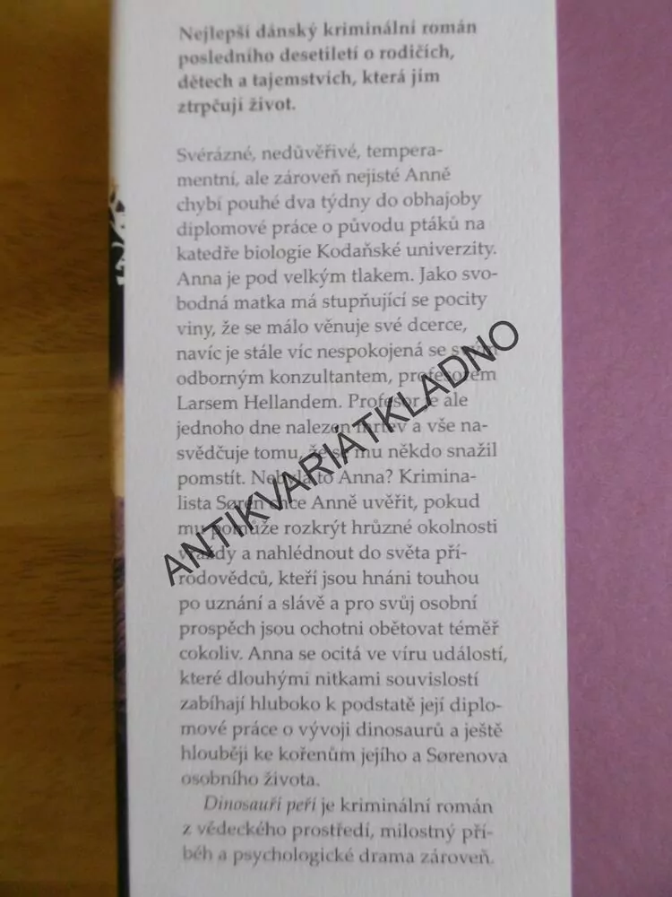 DINOSAUŘÍ PEŘÍ, SISSEL-JO GAZANOVÁ, **an