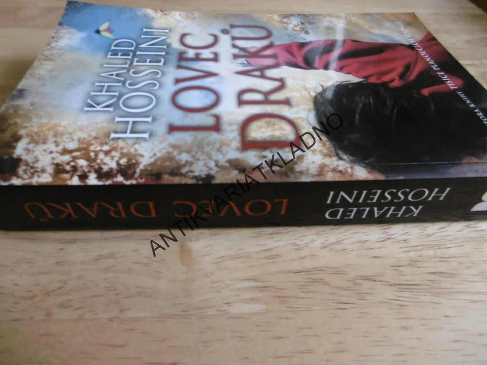 LOVEC DRAKŮ, KHALED HOSSEINI, **an