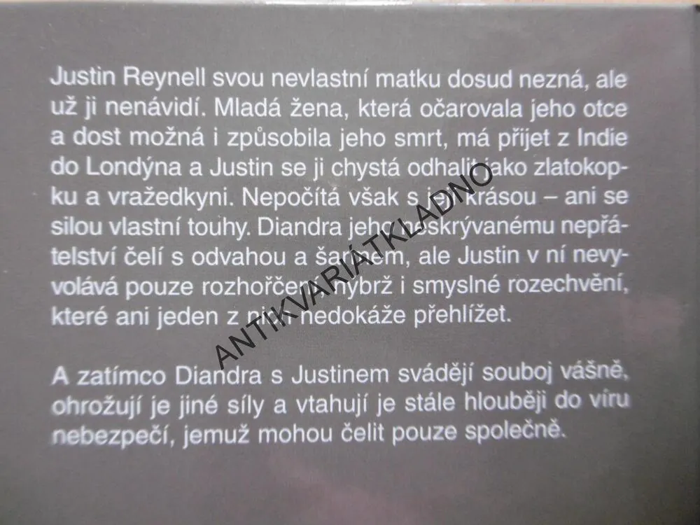 VÁŠNIVÁ VDOVA, THEA DEVINEOVÁ, **an