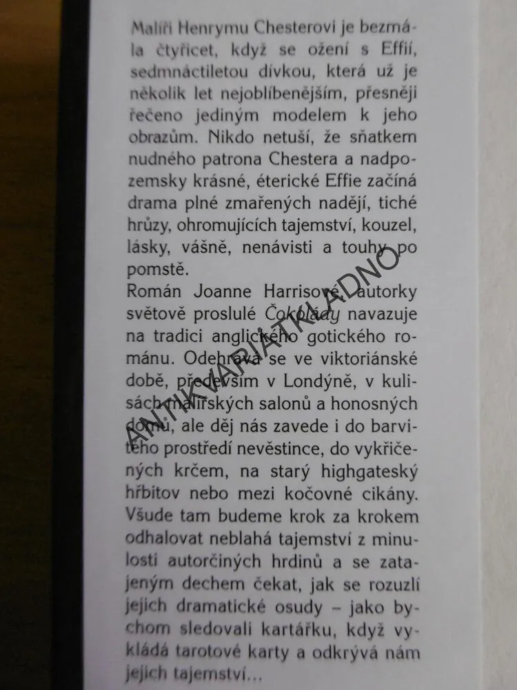 SPI, BLEDÁ SESTŘIČKO, JOANNE HARRISOVÁ, **an