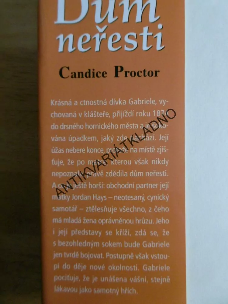 DŮM NEŘESTI, CANDICE PROCTOR