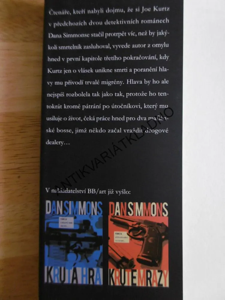 KRUTÝ OSUD, DAN SIMMONS,