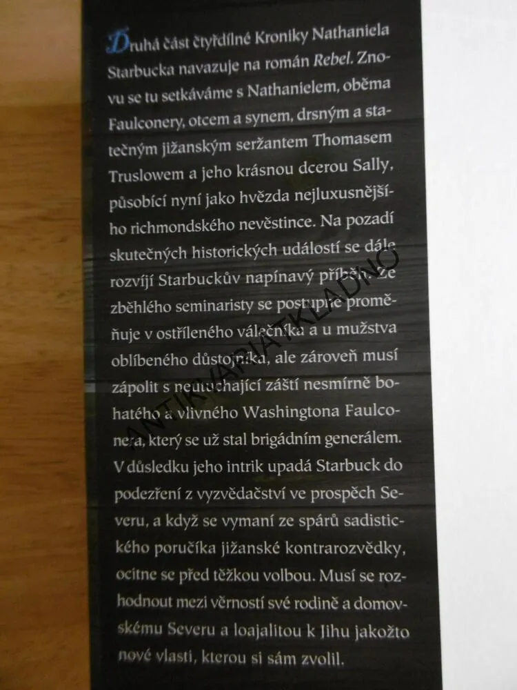 ZRÁDCE, BERNARD CORNWELL, **an