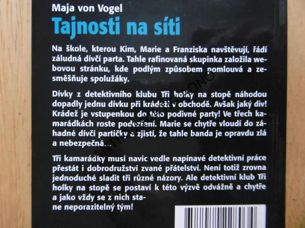 TAJNOSTI NA SÍTI, 3 HOLKY NA STOPĚ, MAJA VON VOGEL, **an