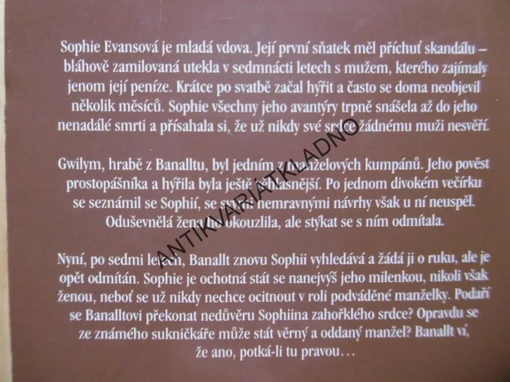 SKANDÁL, CAROLYN JEWELOVÁ, **an