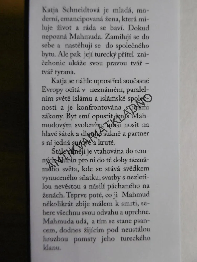 UVĚZNĚNA V RODNÉ ZEMI KATJA SCHNEIDTOVÁ, **an