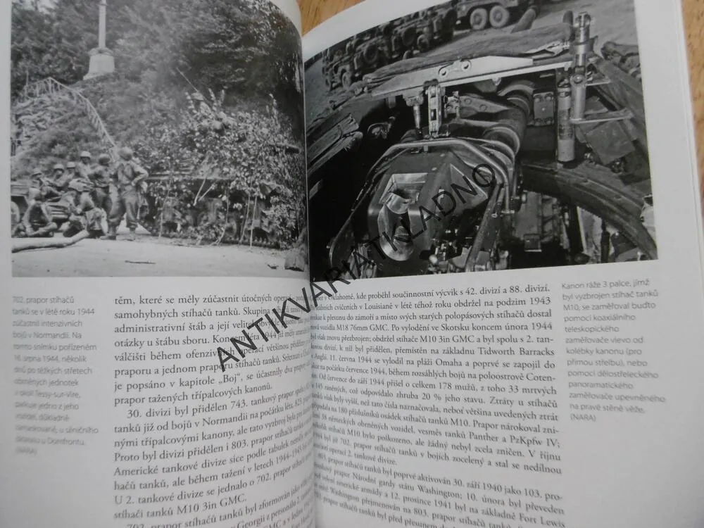 STÍHAČ TANKŮ M10 VS ÚTOČNÉ DĚLO STUG III, NĚMECKO 1944, ZALOGA, **an