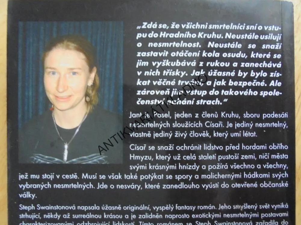 ROK NAŠÍ VÁLKY, STEPH SWAINSTONOVÁ, **an