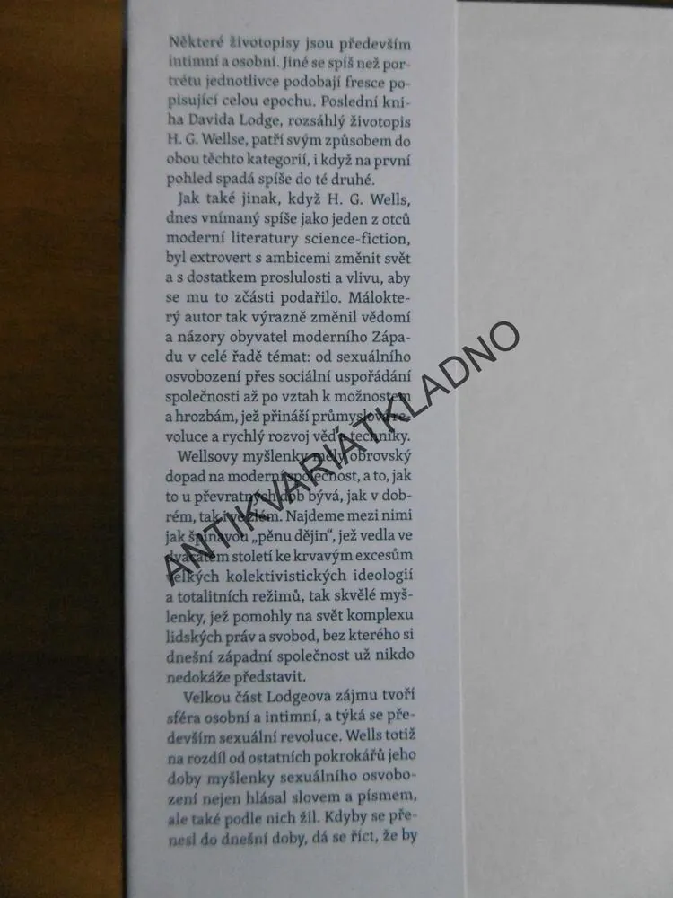 VÝKVĚT MUŽSTVÍ, DAVID LODGE, **an