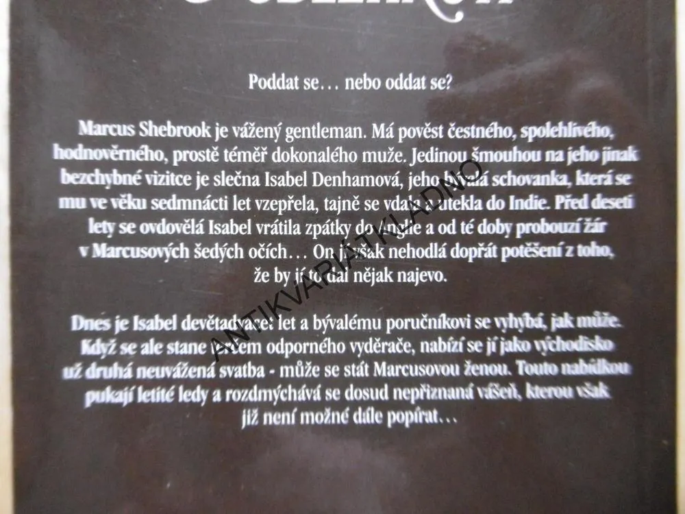 PODLEHNUTÍ, SHIRLEE BUSBEEOVÁ, **an