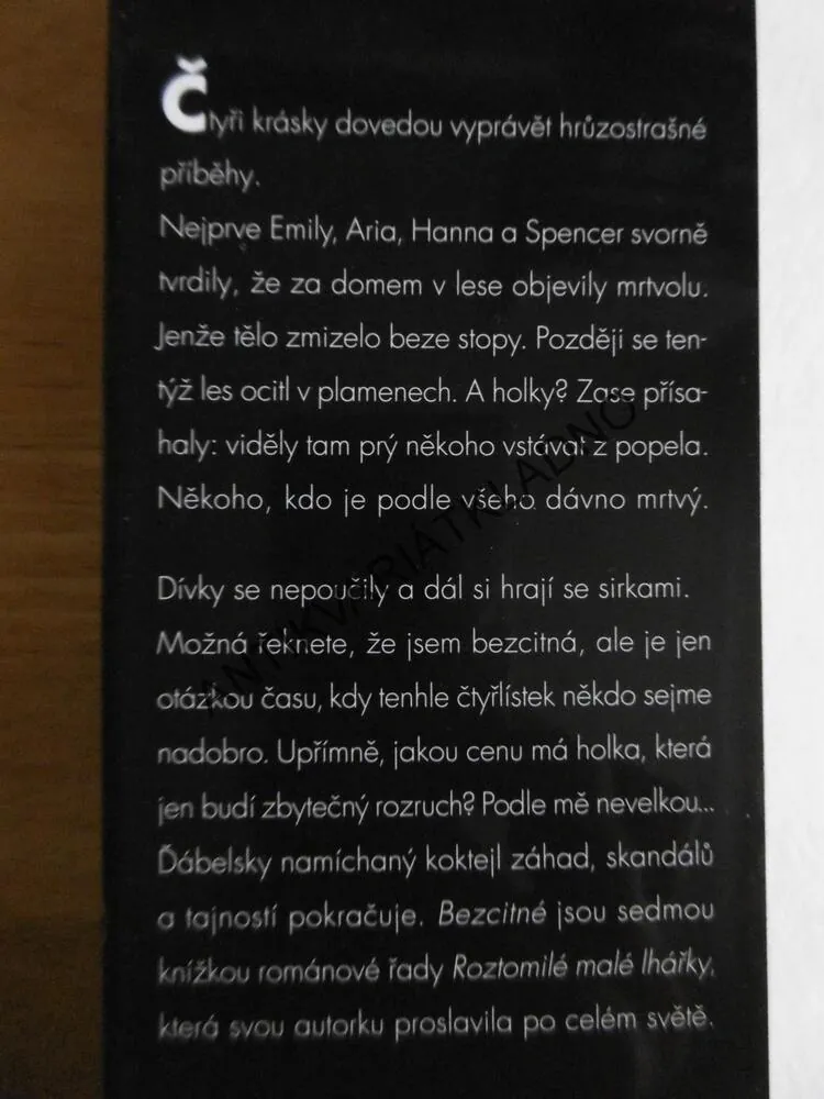 ROZTOMILÉ MALÉ LHÁŘKY, BEZCITNÉ, SARA SHEPARDOVÁ, **an