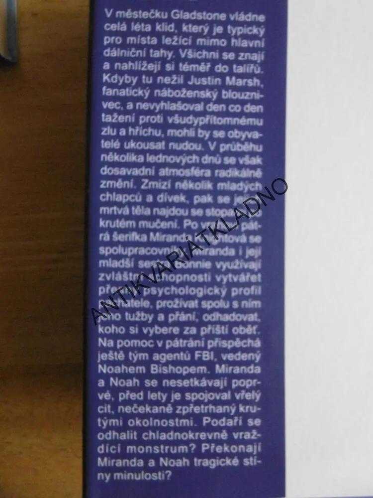 ÚTĚK ZE STÍNU, KAY HOOPER, **an