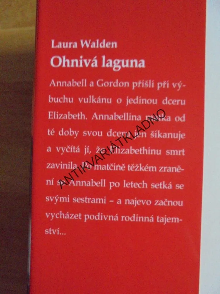 OHNIVÁ LAGUNA, LAURA WALDEN,