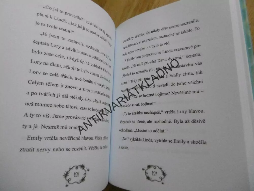 EMILY PÍRKOVÁ A KOUZELNÁ TRUHLA, HOLLY WEBBOVÁ, **an