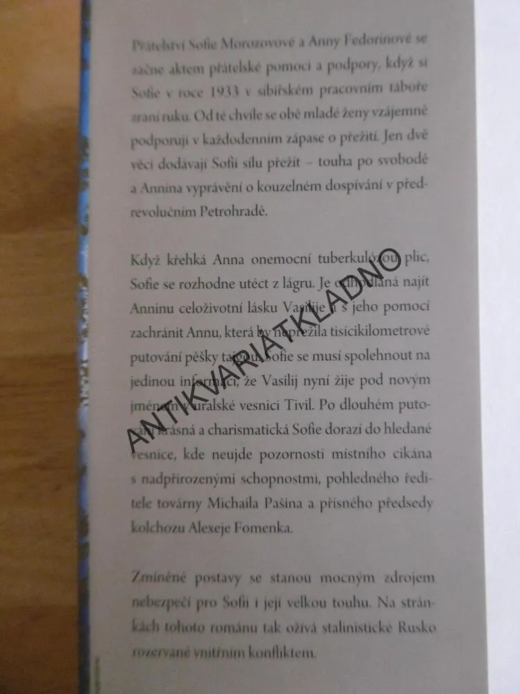 RUDÝ ŠÁL, KATE FURNIVALLOVÁ