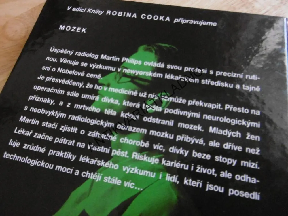 STÁŽISTA, ROBIN COOK, **an