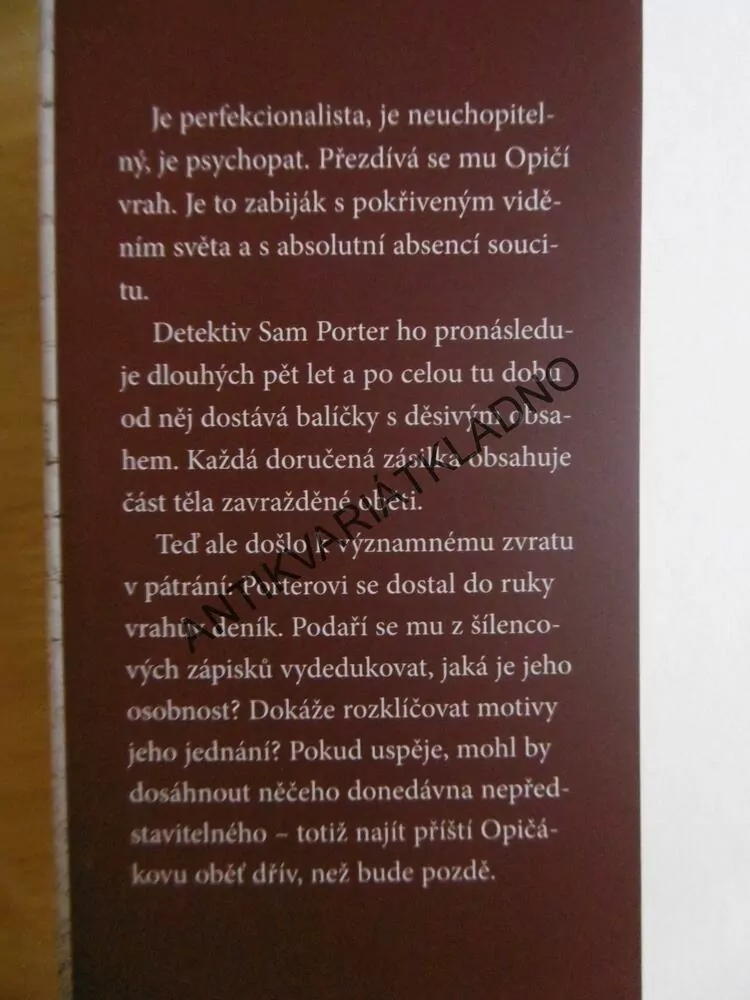 ČTVRTÁ OPICE, J.D. BARKER, **an