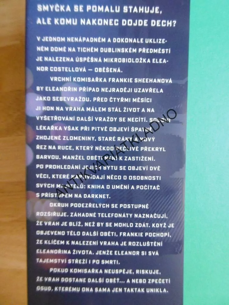 BEZ DECHU, OLIVIA KIERNANOVÁ, **an