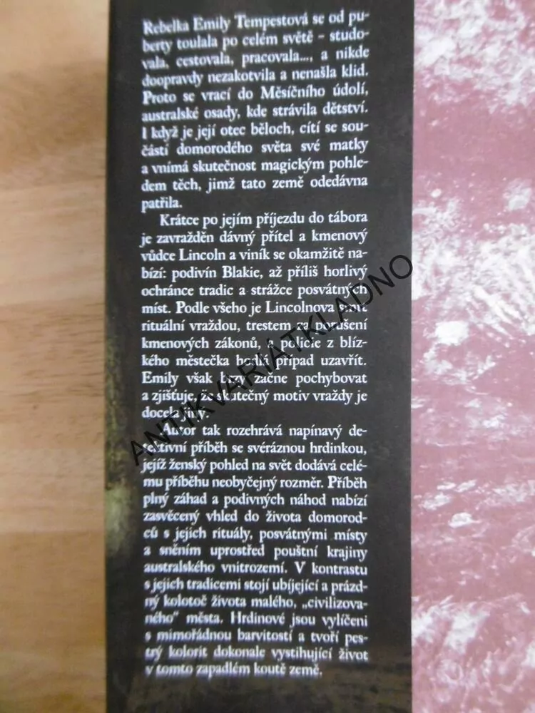 DIAMANTOVÁ HOLUBICE, ADRIAN HYLAND, **an