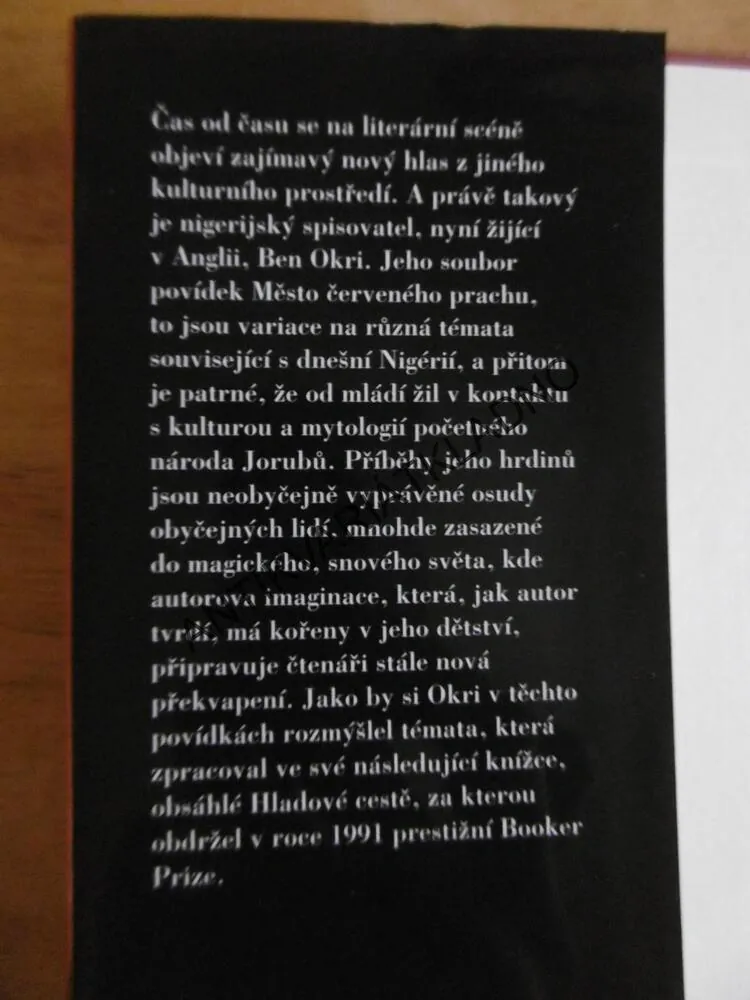 MĚSTO ČERVENÉHO PRACHU, BEN OKRI, **an