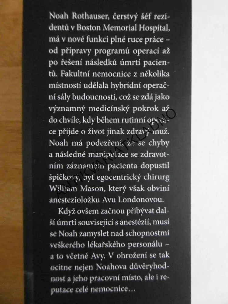 ŠARLATÁNI, ROBIN COOK, **an