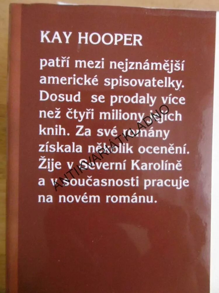 DŮM STÍNŮ, KAY HOOPER, **an