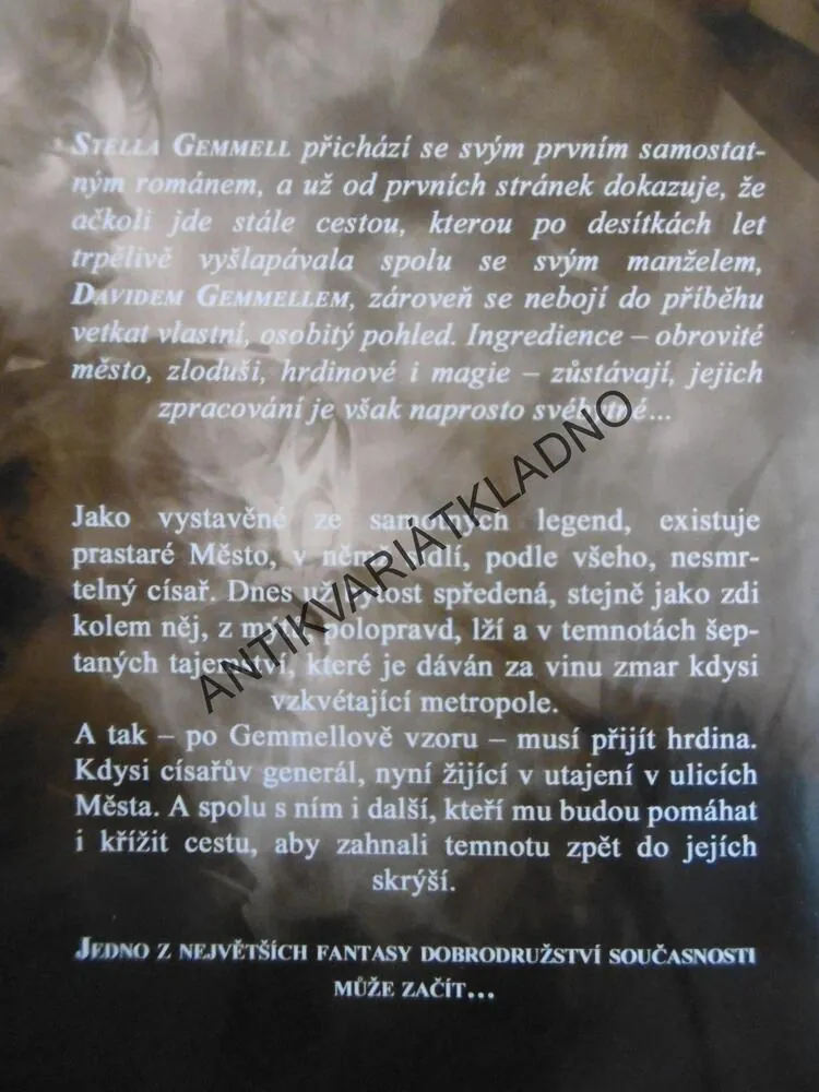 MĚSTO, STELLA GEMMELL, **an