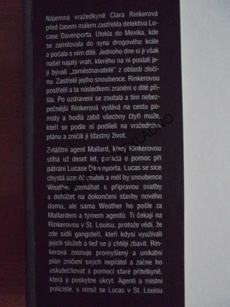 SMRTELNÁ OBĚŤ, JOHN SANDFORD