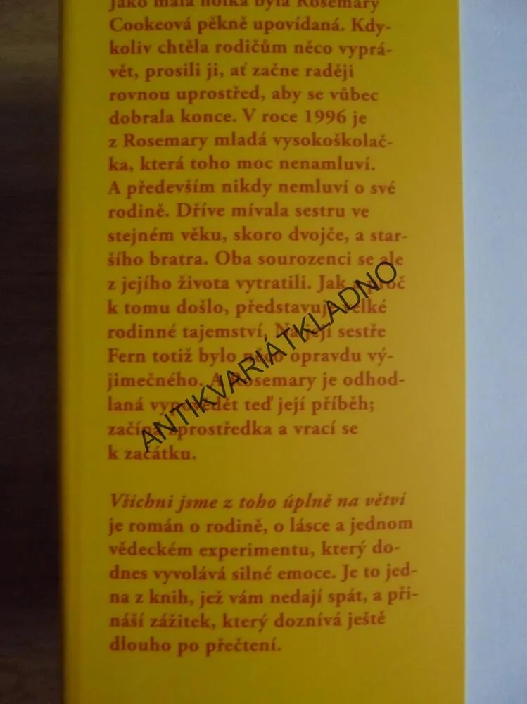 VŠICHNI JSME Z TOHO ÚPLNĚ NA VĚTVI, KAREN JOY FOWLEROVÁ, **an