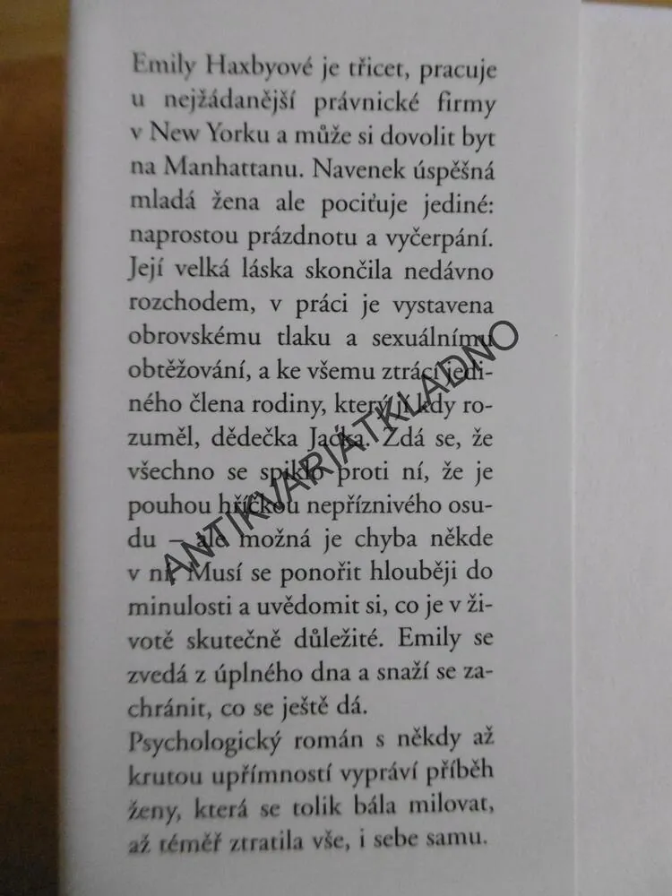 STRACH MILOVAT, JULIE BUXBAUMOVÁ, **an