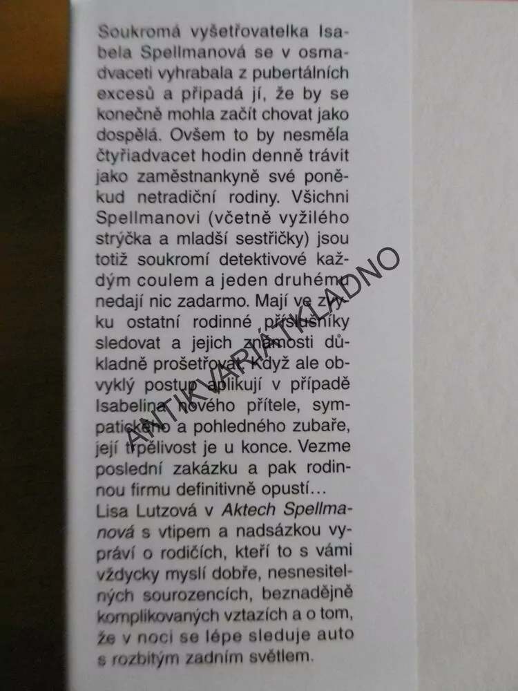 AKTA SPELLMANOVÁ, LISA LUTZOVÁ, **an