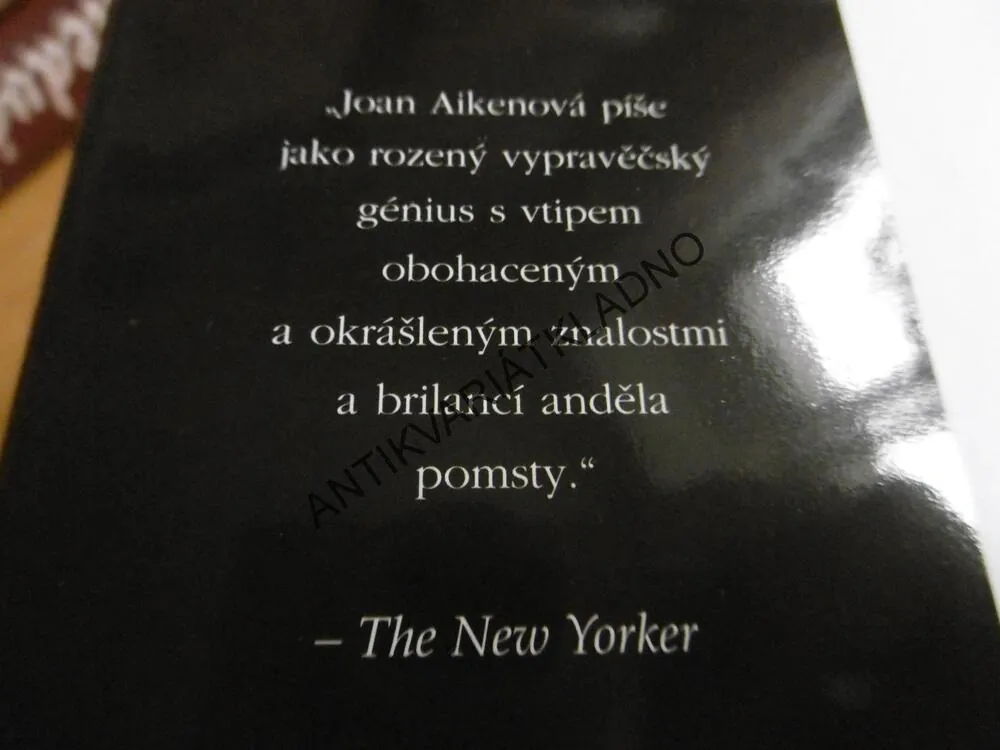 NÁHRDELNÍK LADY CATHERINE, JOAN AIKENOVÁ, **an