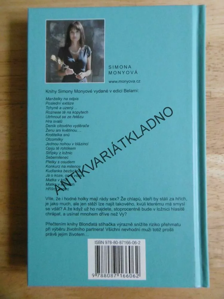 BLONĎATÁ STÍHAČKA, SIMONA MONYOVÁ, **an