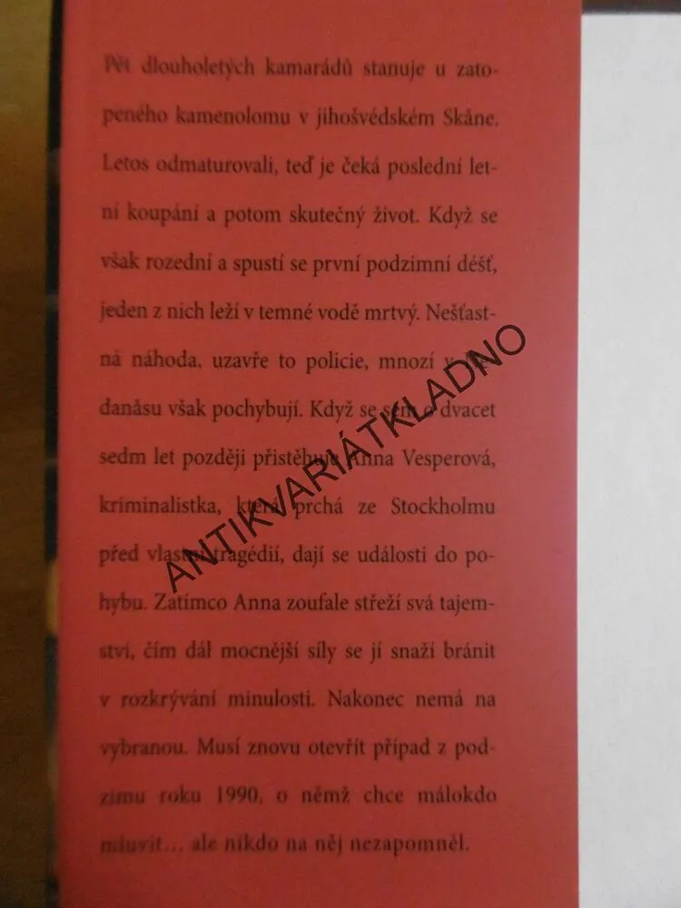 PODZIMNÍ PŘÍPAD, ANDERS DE LA MOTTE, **an