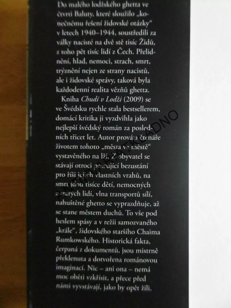 CHUDÍ V LODŽI, STEVE SEM-SANDBERG, **an