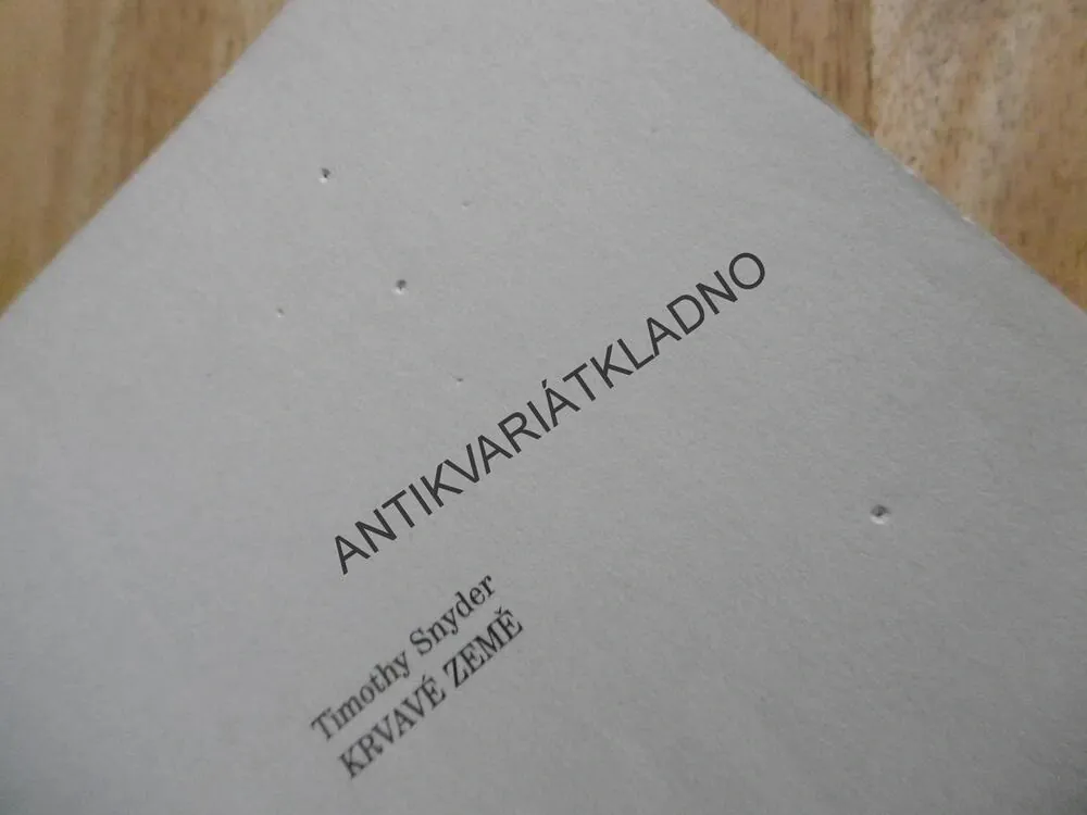KRVAVÉ ZEMĚ, TIMOTHY SNYDER, **an
