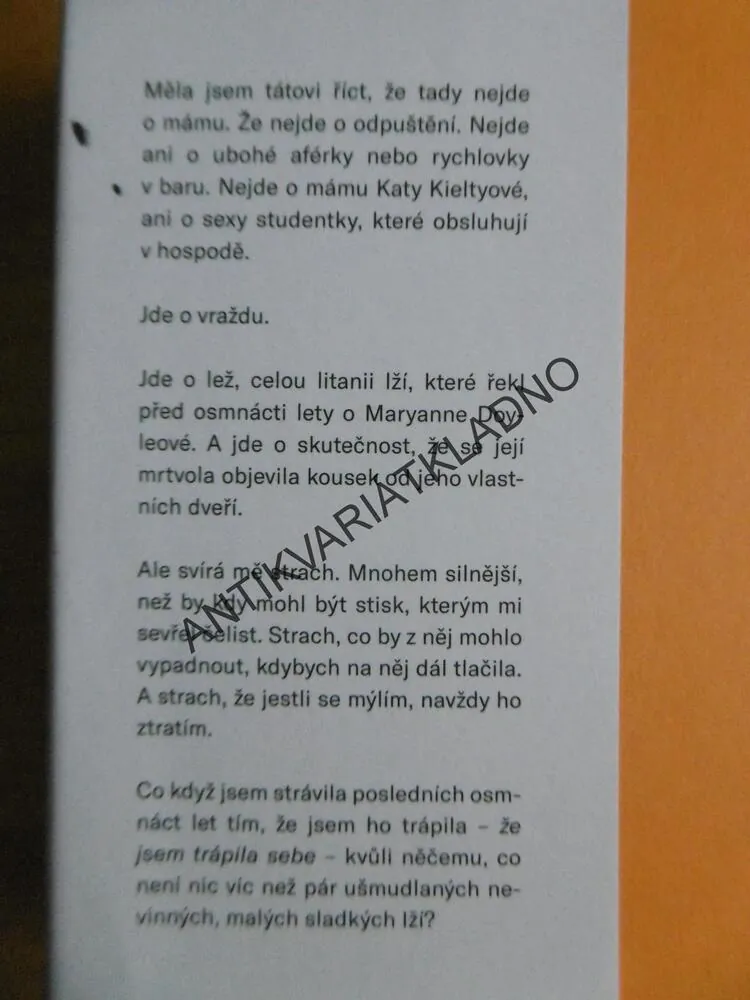 MALÉ SLADKÉ LŽI, CAZ FREAROVÁ, **an