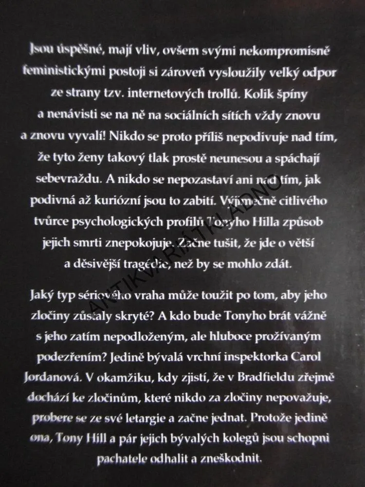 STŘEPINY TICHA, VAL MCDERMIDOVÁ, **an